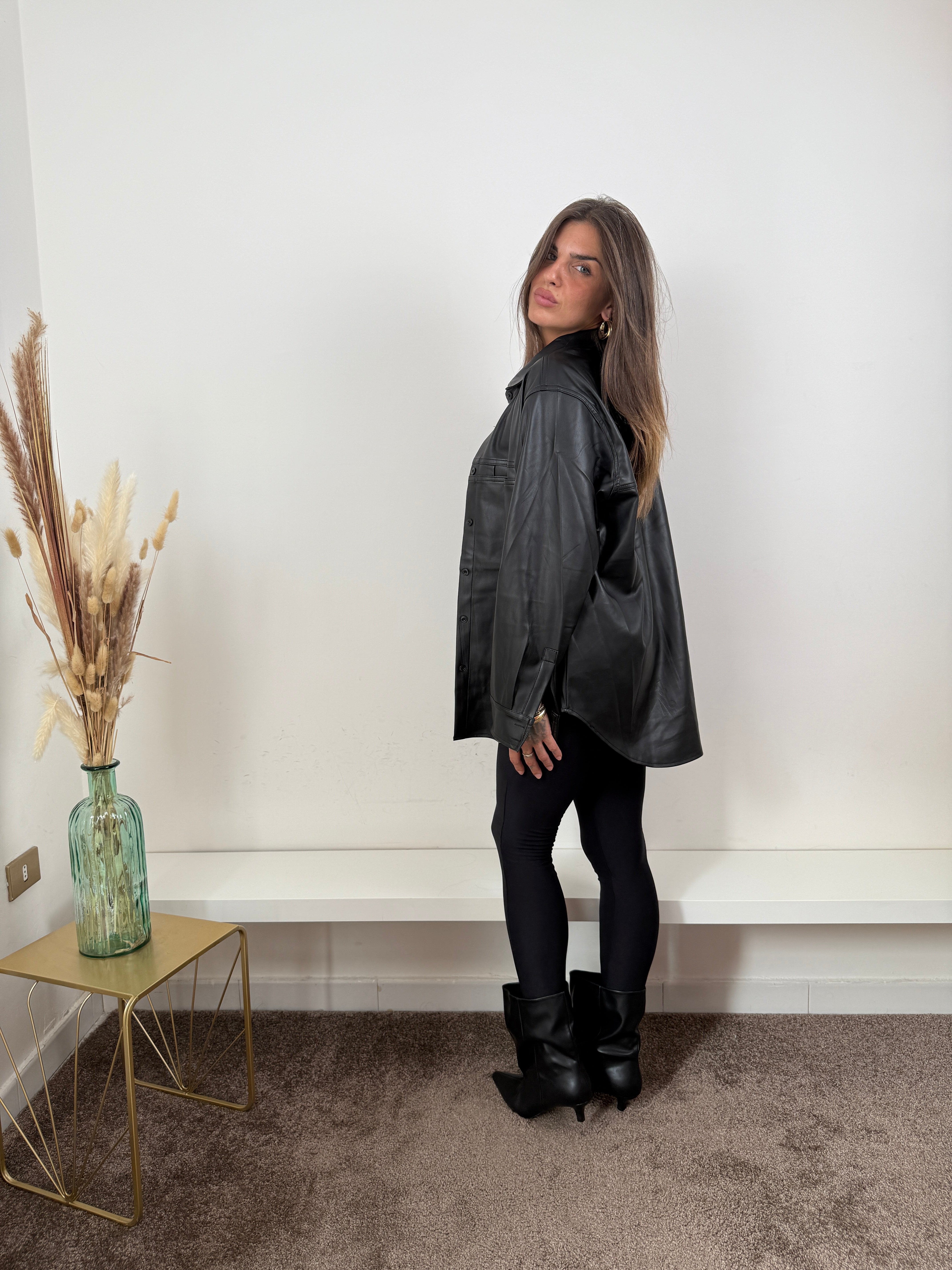 Camicia in ecopelle nera
