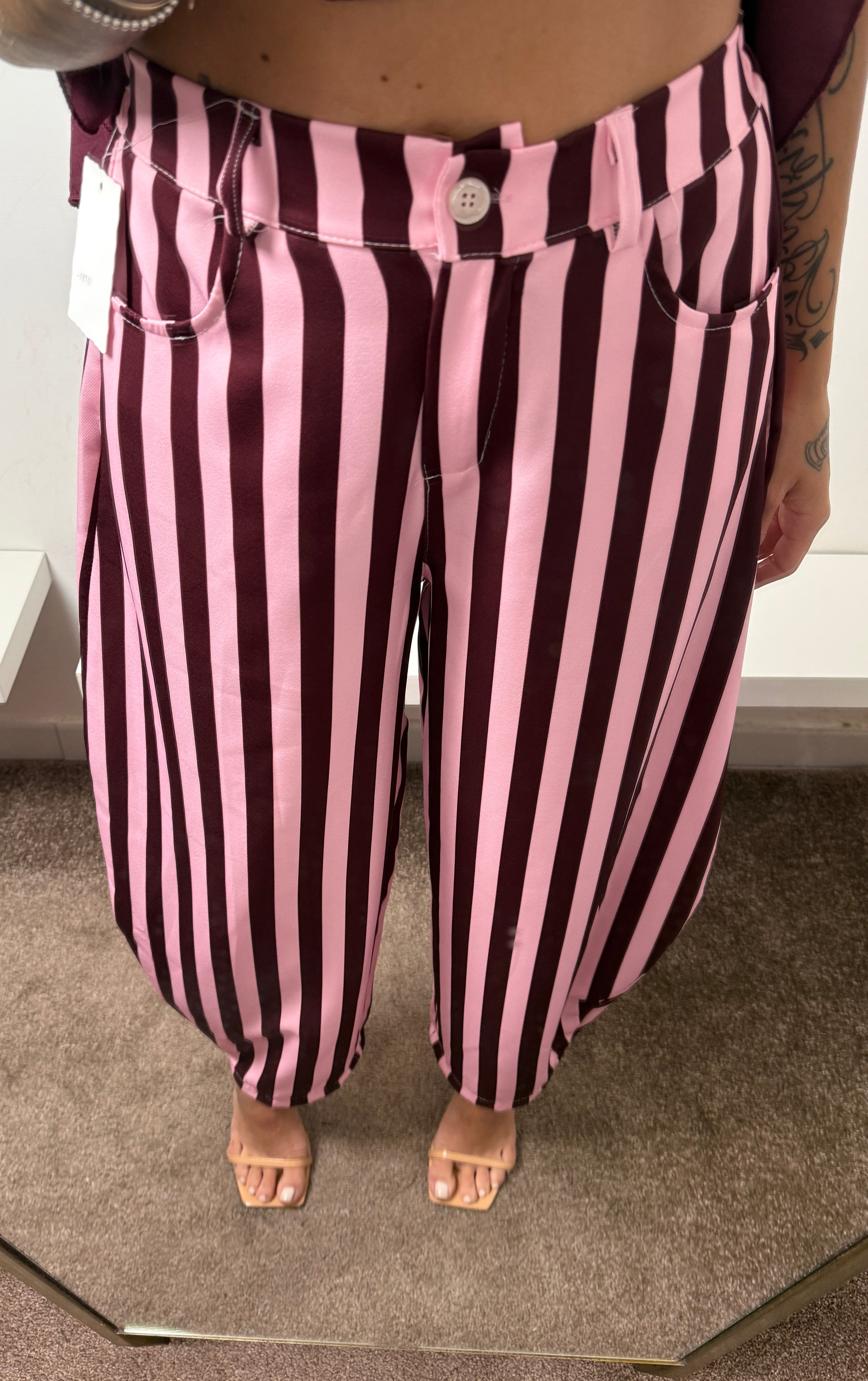 Pantalone bordeaux e rosa
