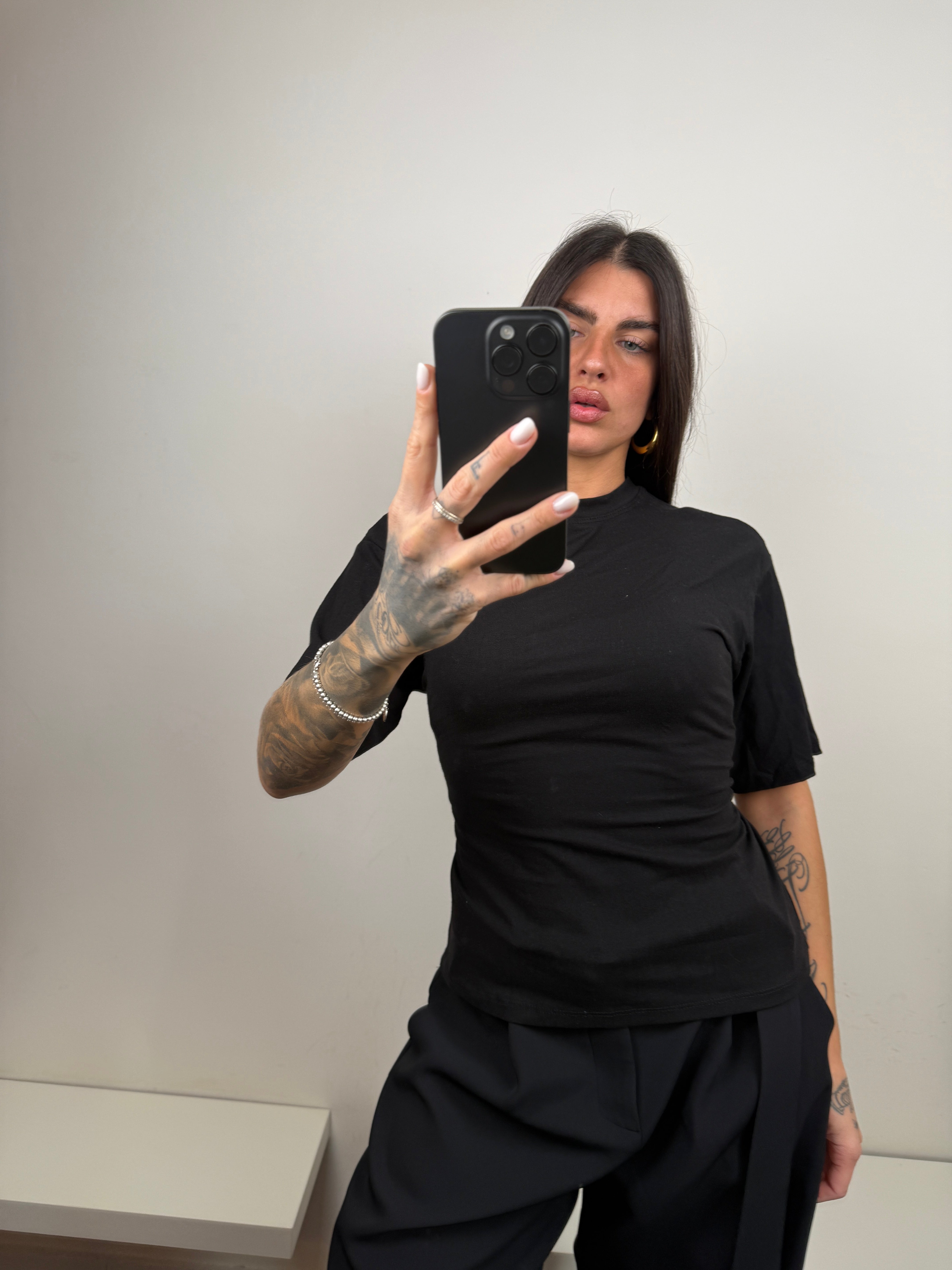 T shirt nera con fiocco