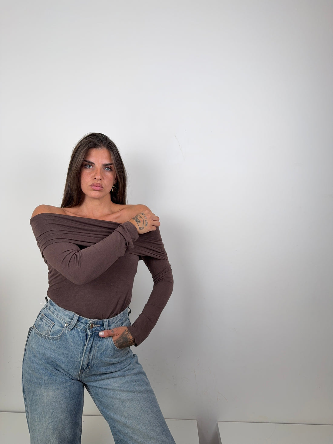 Maglia scollo a barca marrone
