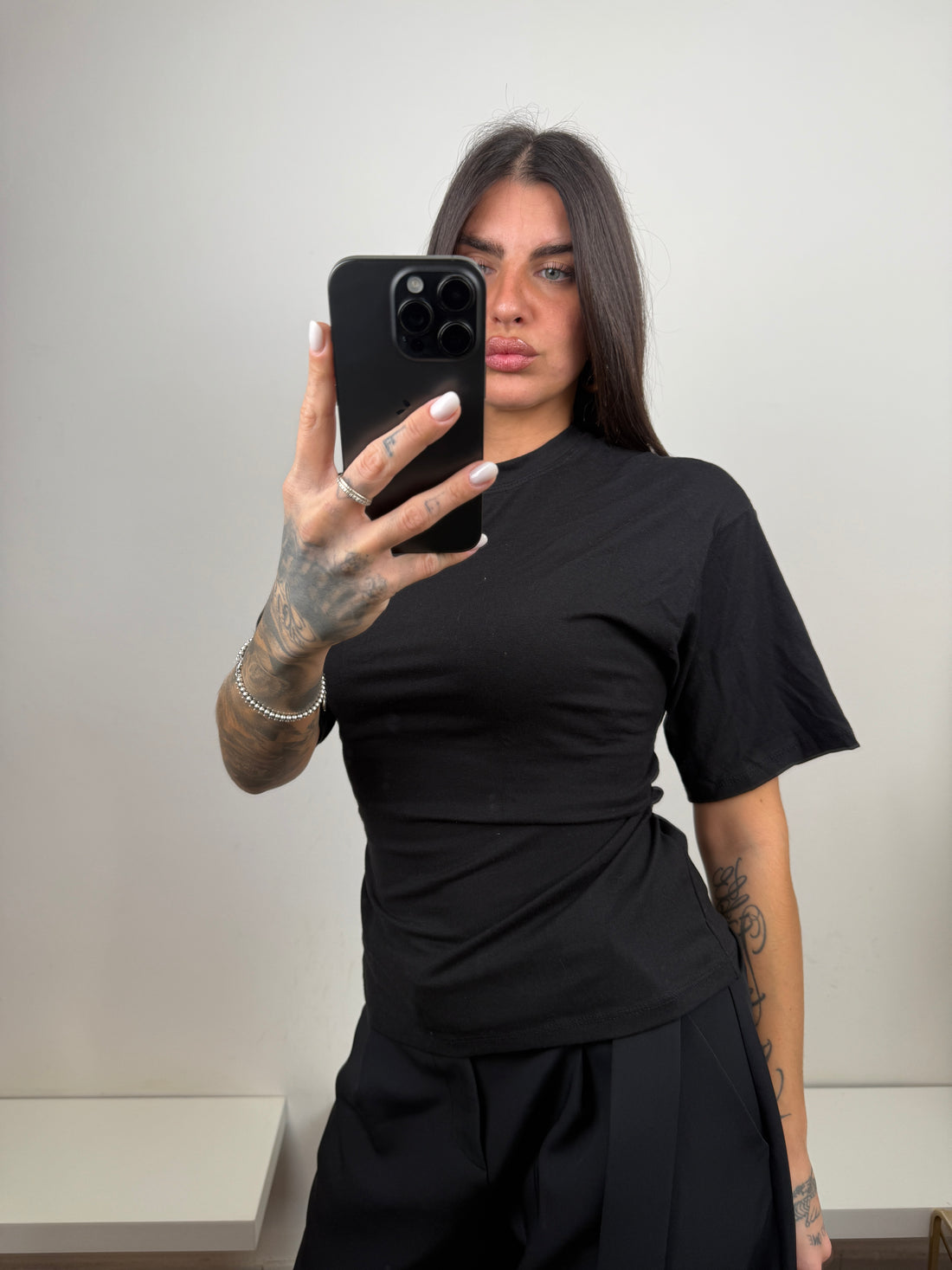 T shirt nera con fiocco