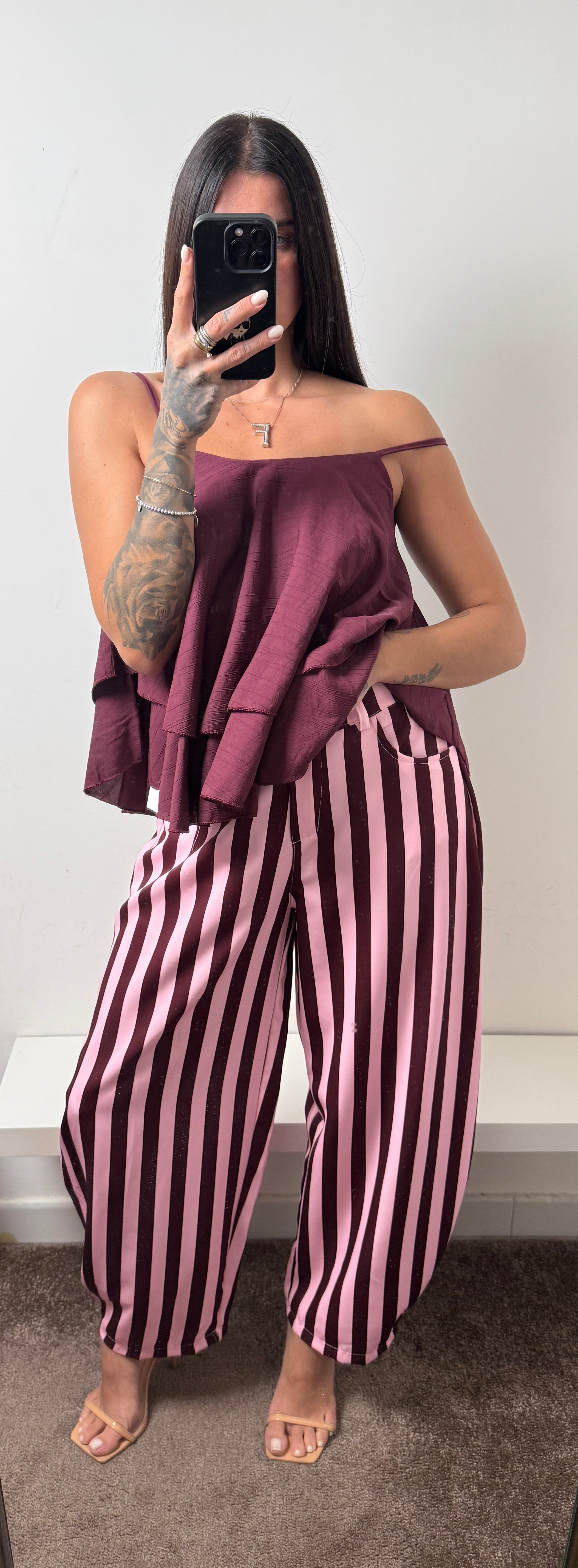 Pantalone bordeaux e rosa